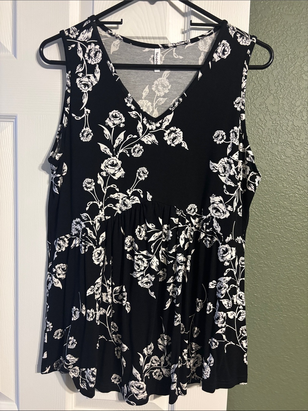 Black & White Floral V-Neck Peplum Tank Top